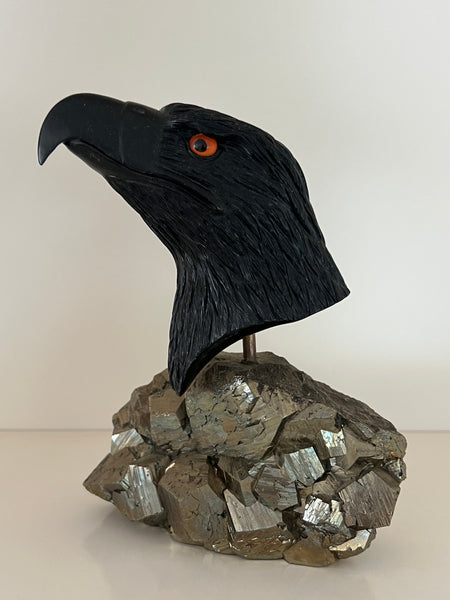 Rabenkopf auf Edelstein