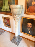 Taufbecken auf Säule