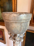 Taufbecken auf Säule