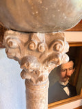 Taufbecken auf Säule