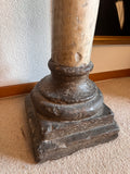 Taufbecken auf Säule