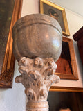 Taufbecken auf Säule